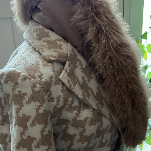 STUNNING cream houndstooth jacket! Removable cuffs and collar belted coat. - Picture 5 of 5